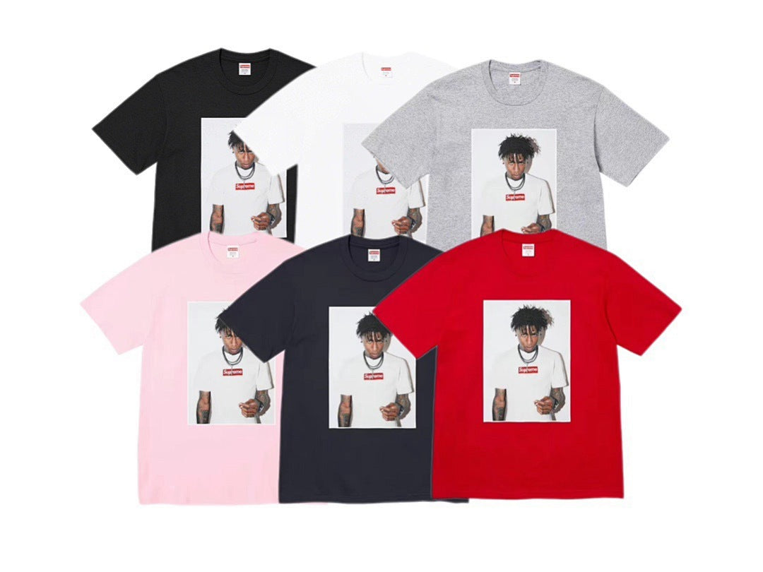 款号801#p40💰 Supreme FW23 秋冬系列WEEK1 NBA YOUNGBOY TEE 人物印花圆领套头短袖T恤男女同款 宽松版型 采用260克精梳棉双纱 从面料到辅料全部三标齐全 - view 1