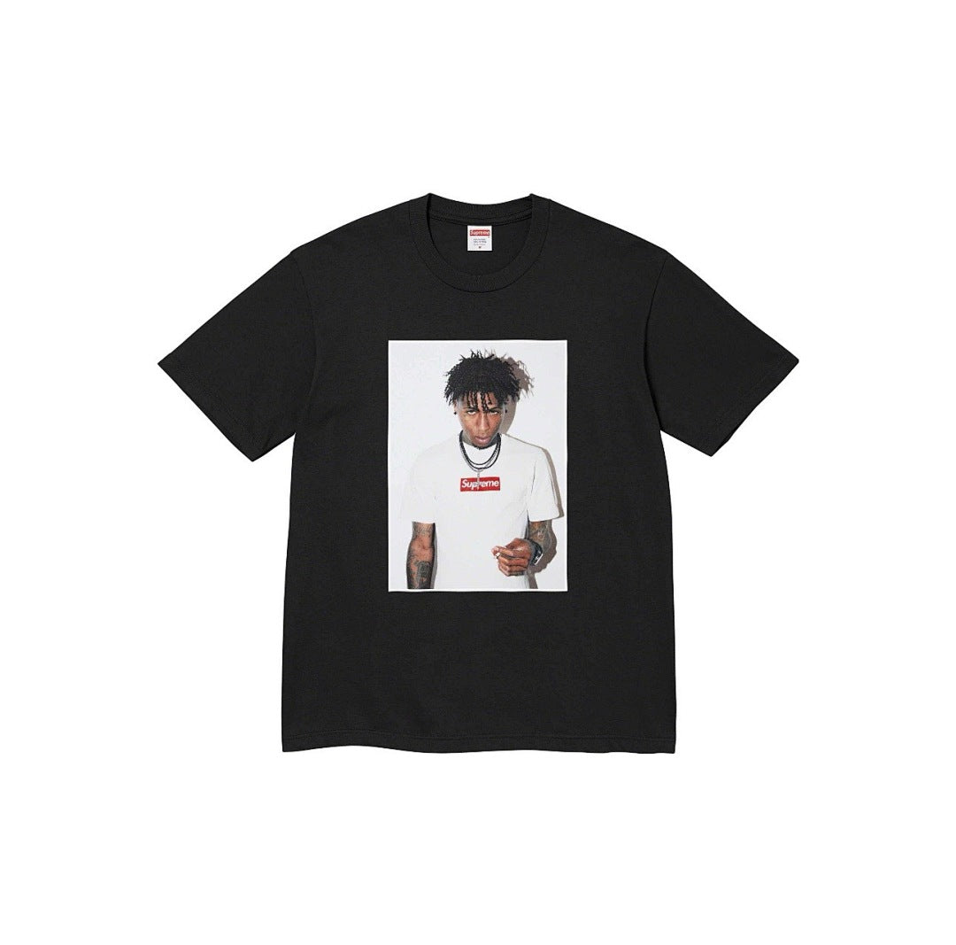 款号801#p40💰 Supreme FW23 秋冬系列WEEK1 NBA YOUNGBOY TEE 人物印花圆领套头短袖T恤男女同款 宽松版型 采用260克精梳棉双纱 从面料到辅料全部三标齐全 - view 2