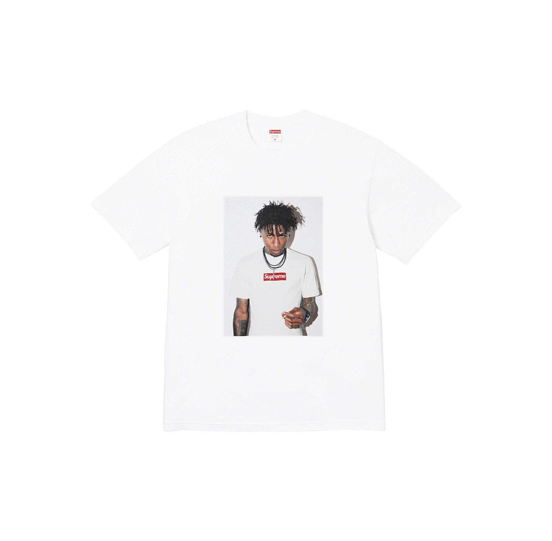 款号801#p40💰 Supreme FW23 秋冬系列WEEK1 NBA YOUNGBOY TEE 人物印花圆领套头短袖T恤男女同款 宽松版型 采用260克精梳棉双纱 从面料到辅料全部三标齐全 - view 3