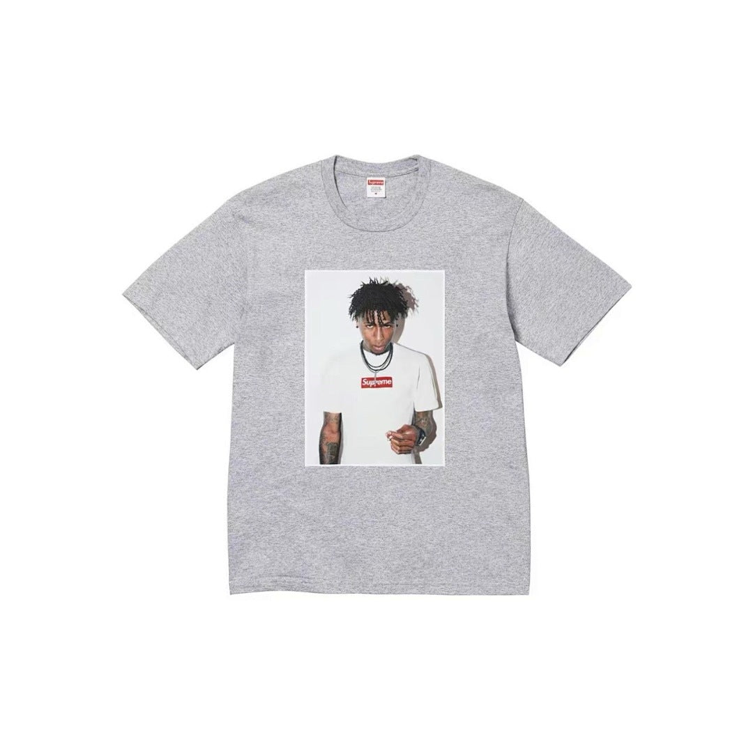 款号801#p40💰 Supreme FW23 秋冬系列WEEK1 NBA YOUNGBOY TEE 人物印花圆领套头短袖T恤男女同款 宽松版型 采用260克精梳棉双纱 从面料到辅料全部三标齐全 - view 4