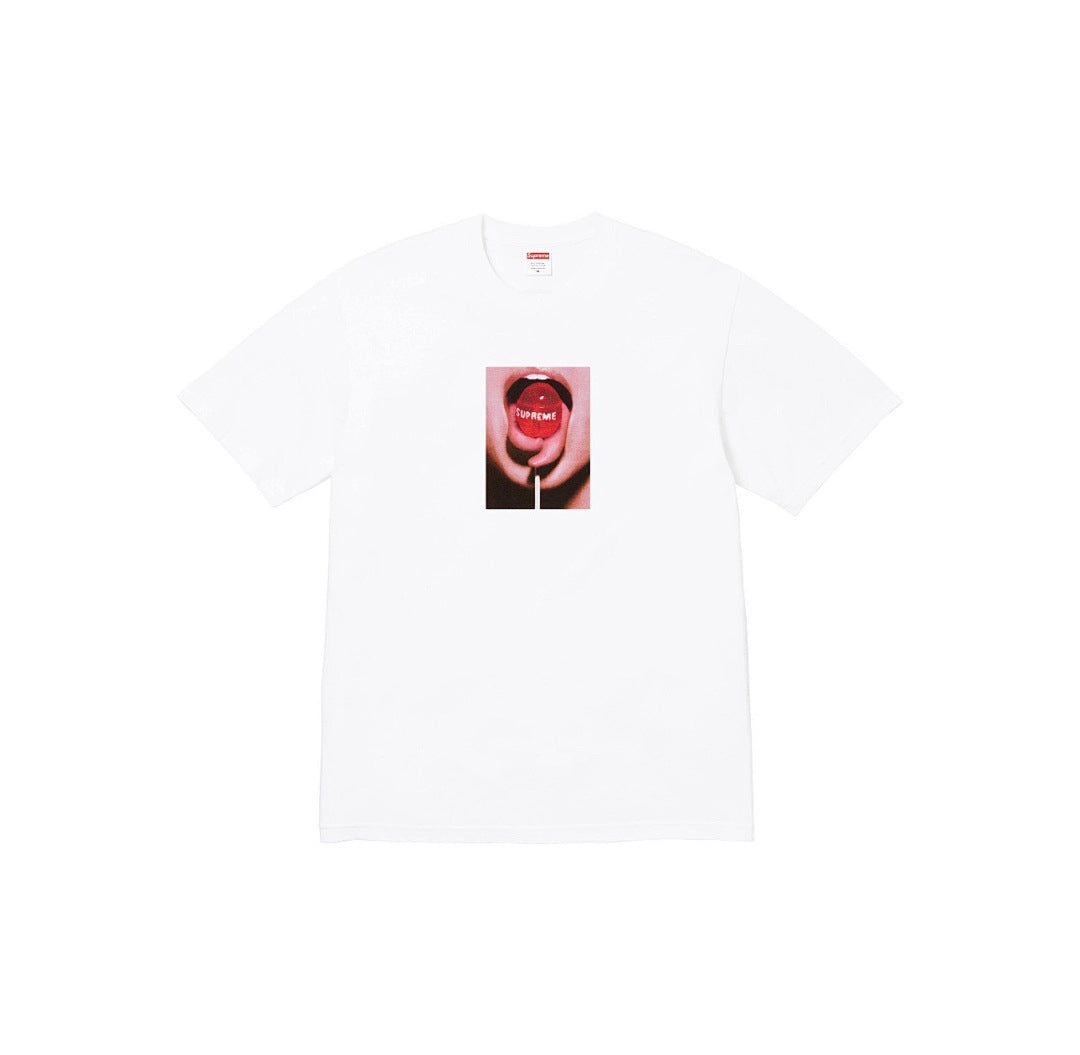 款号M117#p40💰 Supreme FW24 2024秋季T恤系列 WEEK8 Lollipop Tee 品牌logo图案印花舒适圆领短袖T恤 男女同款 宽松版型 采用260克精梳棉双纱 从面 - view 1