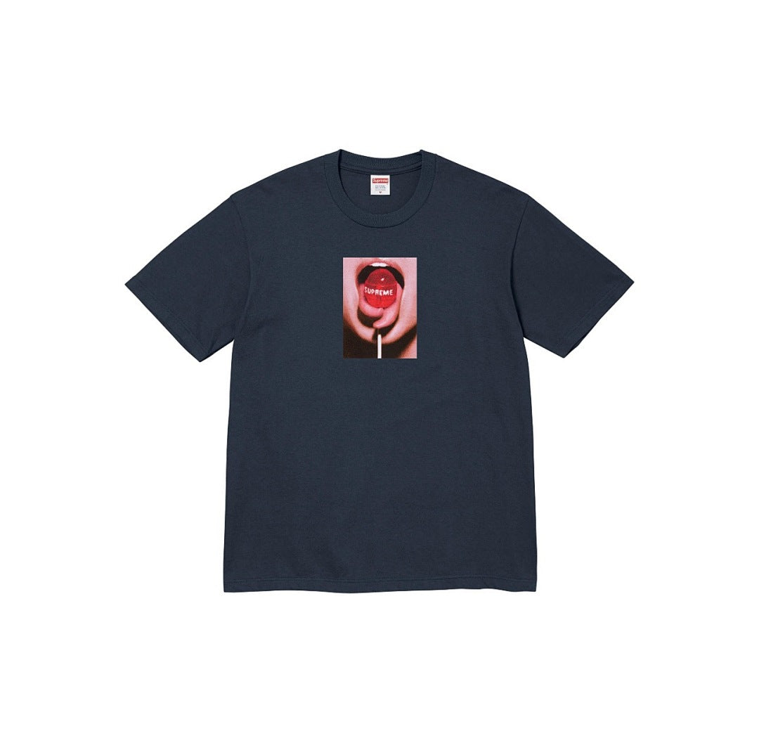 款号M117#p40💰 Supreme FW24 2024秋季T恤系列 WEEK8 Lollipop Tee 品牌logo图案印花舒适圆领短袖T恤 男女同款 宽松版型 采用260克精梳棉双纱 从面 - view 2