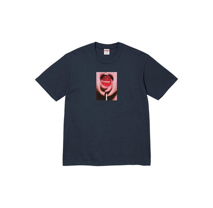款号M117#p40💰 Supreme FW24 2024秋季T恤系列 WEEK8 Lollipop Tee 品牌logo图案印花舒适圆领短袖T恤 男女同款 宽松版型 采用260克精梳棉双纱 从面 - view 2