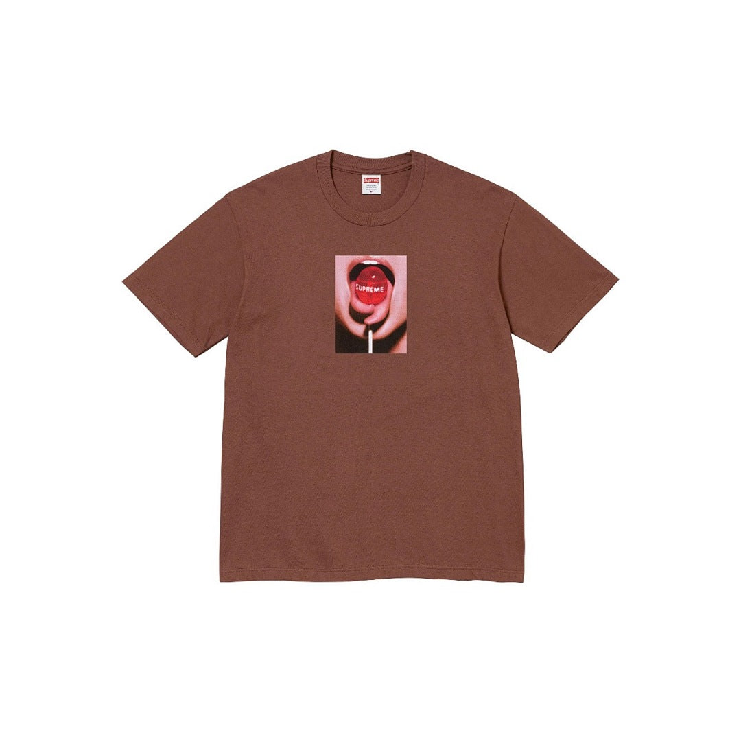 款号M117#p40💰 Supreme FW24 2024秋季T恤系列 WEEK8 Lollipop Tee 品牌logo图案印花舒适圆领短袖T恤 男女同款 宽松版型 采用260克精梳棉双纱 从面 - view 3