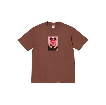 款号M117#p40💰 Supreme FW24 2024秋季T恤系列 WEEK8 Lollipop Tee 品牌logo图案印花舒适圆领短袖T恤 男女同款 宽松版型 采用260克精梳棉双纱 从面 - view 3