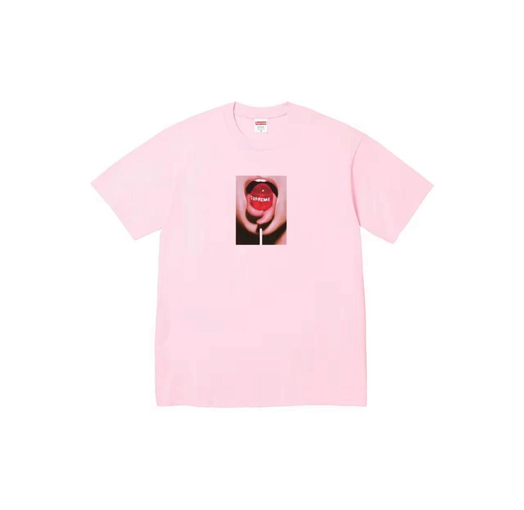 款号M117#p40💰 Supreme FW24 2024秋季T恤系列 WEEK8 Lollipop Tee 品牌logo图案印花舒适圆领短袖T恤 男女同款 宽松版型 采用260克精梳棉双纱 从面 - view 4