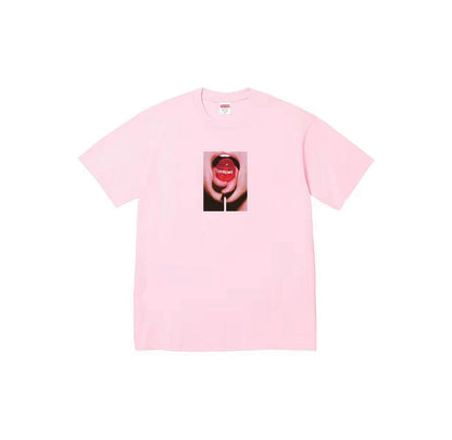 款号M117#p40💰 Supreme FW24 2024秋季T恤系列 WEEK8 Lollipop Tee 品牌logo图案印花舒适圆领短袖T恤 男女同款 宽松版型 采用260克精梳棉双纱 从面 - view 4