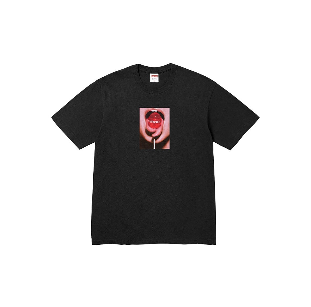 款号M117#p40💰 Supreme FW24 2024秋季T恤系列 WEEK8 Lollipop Tee 品牌logo图案印花舒适圆领短袖T恤 男女同款 宽松版型 采用260克精梳棉双纱 从面 - view 5