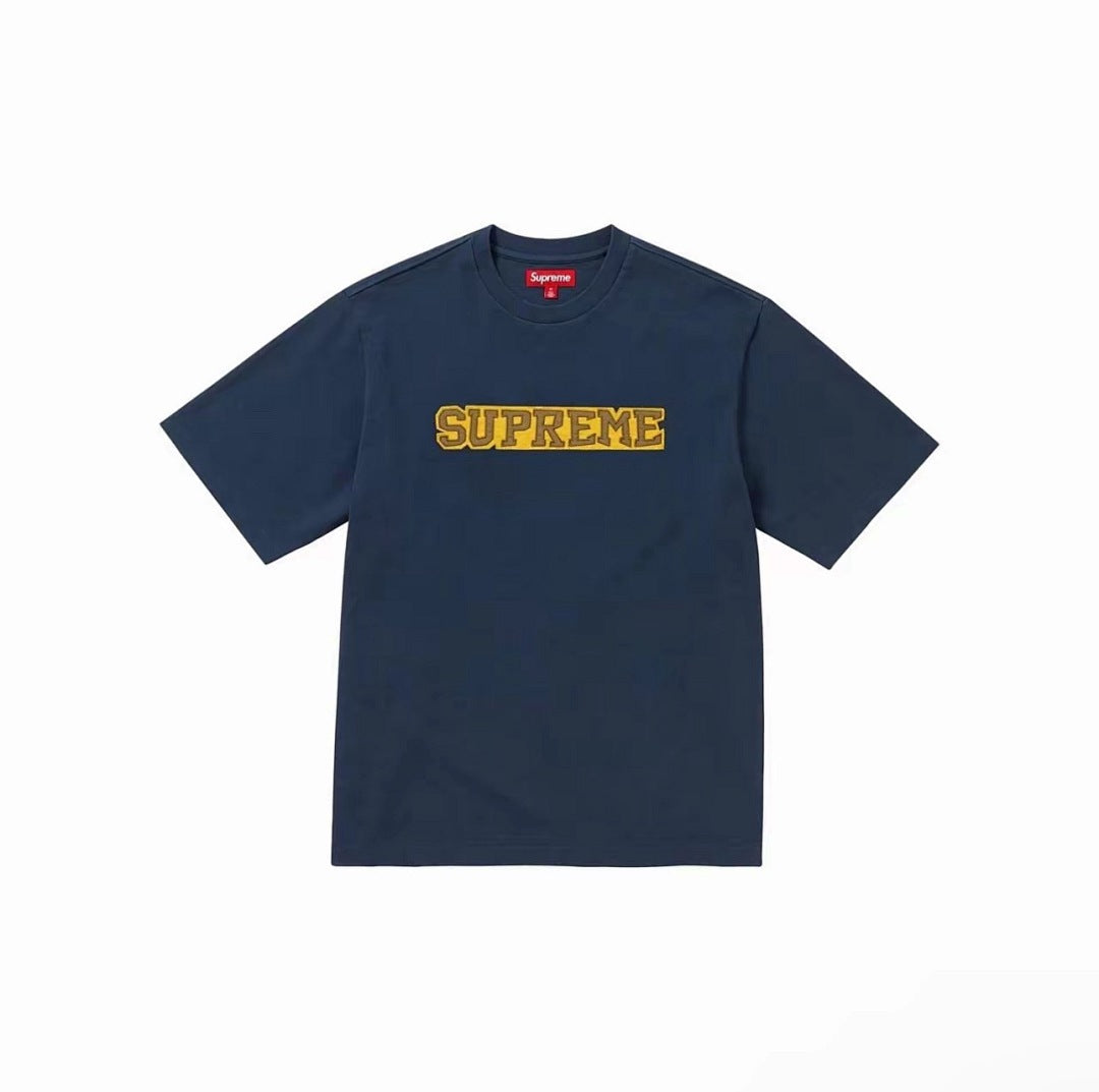 款号M124#p40💰 Supreme SS25 WEEK1 Satin Appliqué S/S Top 胸前徽标logo短袖T恤 男女同款 宽松版型 采用260克精梳棉双纱 从面料到辅料全部三 - view 1