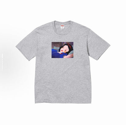 款号M127#p40💰 Supreme FW24 2024秋季T恤系列 WEEK8 Snow White Tee 白雪公主印花图案百搭短袖T恤 男女同款 案圆领短袖T恤 男女同款 宽松版型 采用26 - view 6