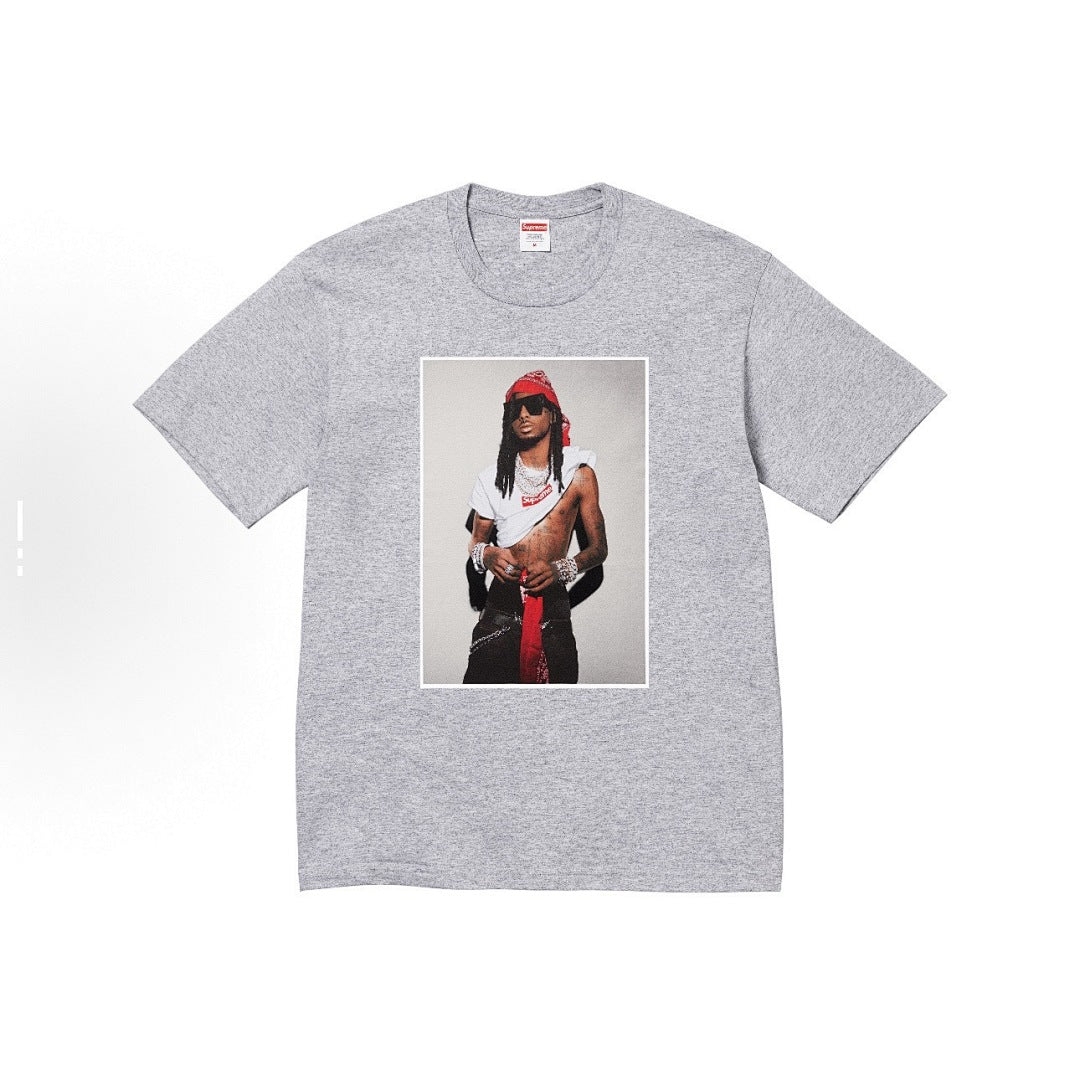 款号M152#p40💰 Supreme FW25 WEEK1 Playboi Carti Photo Tee 人物照片印花图案圆领短袖T恤 男女同款 宽松版型 采用260克精梳棉双纱 从面料到辅料 - view 1