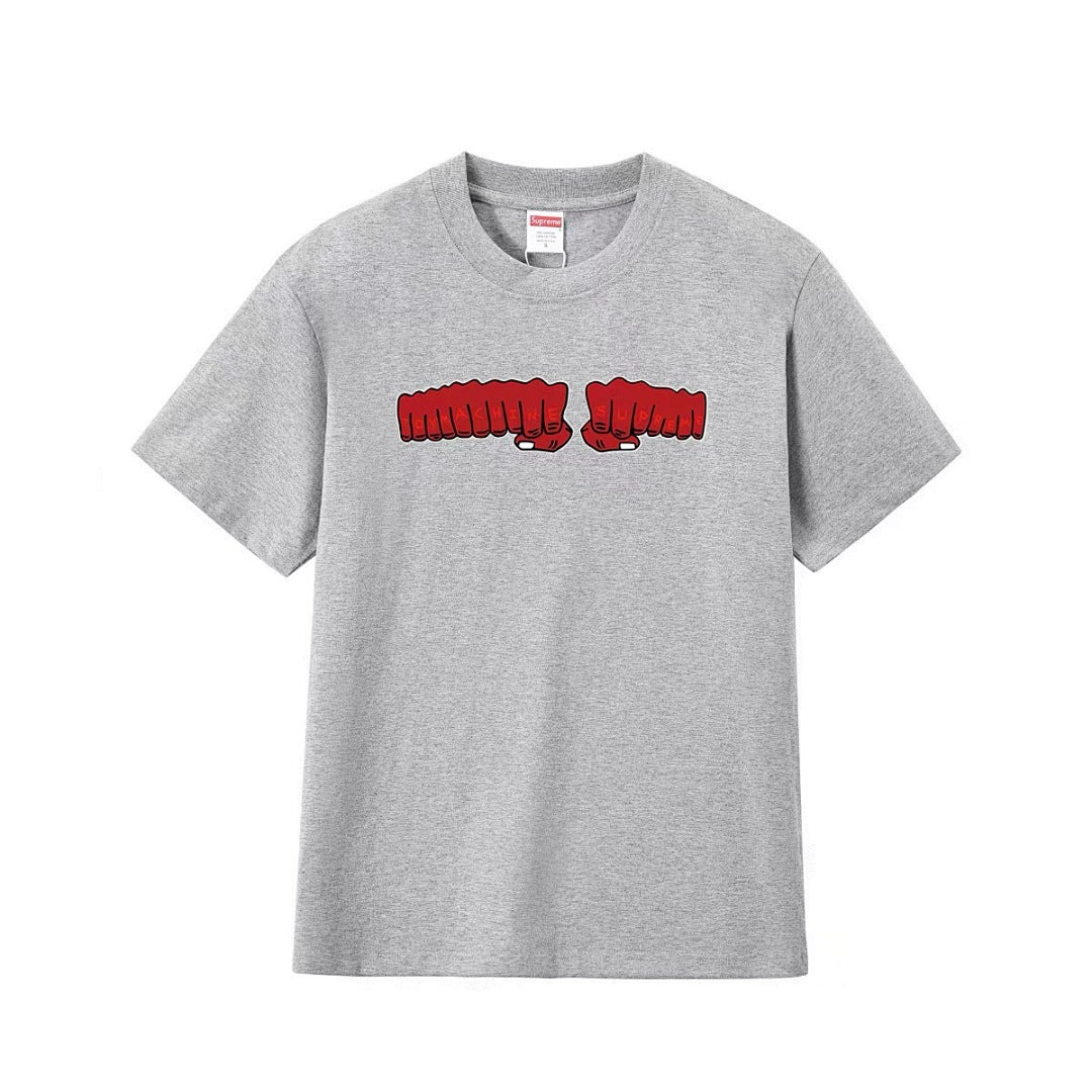 款号M168P40💰 Supreme x toy machine 联名款 SS24 Week4 FIST TEE 胸前拳头印花图案短袖美式潮流T恤 男女同款 宽松版型 采用260克精梳棉双纱 从面 - view 1