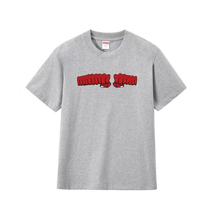 款号M168P40💰 Supreme x toy machine 联名款 SS24 Week4 FIST TEE 胸前拳头印花图案短袖美式潮流T恤 男女同款 宽松版型 采用260克精梳棉双纱 从面 - view 1