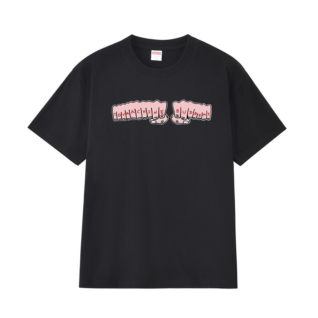 款号M168P40💰 Supreme x toy machine 联名款 SS24 Week4 FIST TEE 胸前拳头印花图案短袖美式潮流T恤 男女同款 宽松版型 采用260克精梳棉双纱 从面 - view 7