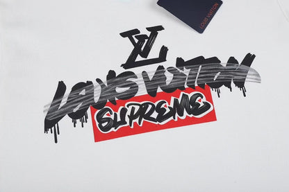 款号M179p40💰 1v 2023新款 LV联名supreme 圆领短袖T恤 后背车有背标 定制定染 手感非常舒服 超级百搭好看的一款短袖 三标齐全 非市场普通版本 随意对比 品质绝对保证 码 - view 5