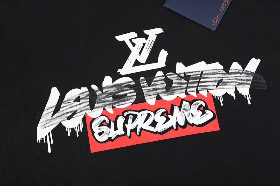 款号M179p40💰 1v 2023新款 LV联名supreme 圆领短袖T恤 后背车有背标 定制定染 手感非常舒服 超级百搭好看的一款短袖 三标齐全 非市场普通版本 随意对比 品质绝对保证 码 - view 5