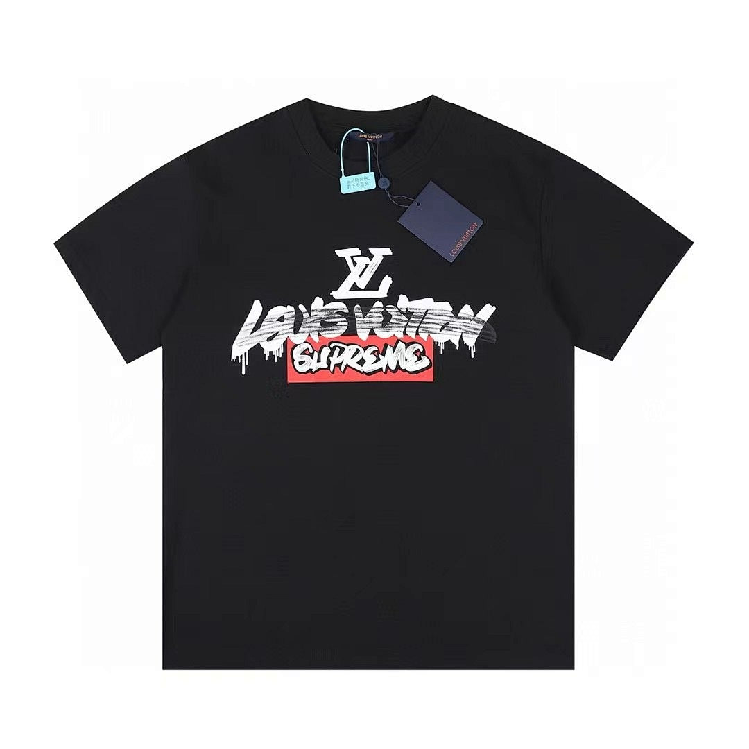 款号M179p40💰 1v 2023新款 LV联名supreme 圆领短袖T恤 后背车有背标 定制定染 手感非常舒服 超级百搭好看的一款短袖 三标齐全 非市场普通版本 随意对比 品质绝对保证 码 - view 9
