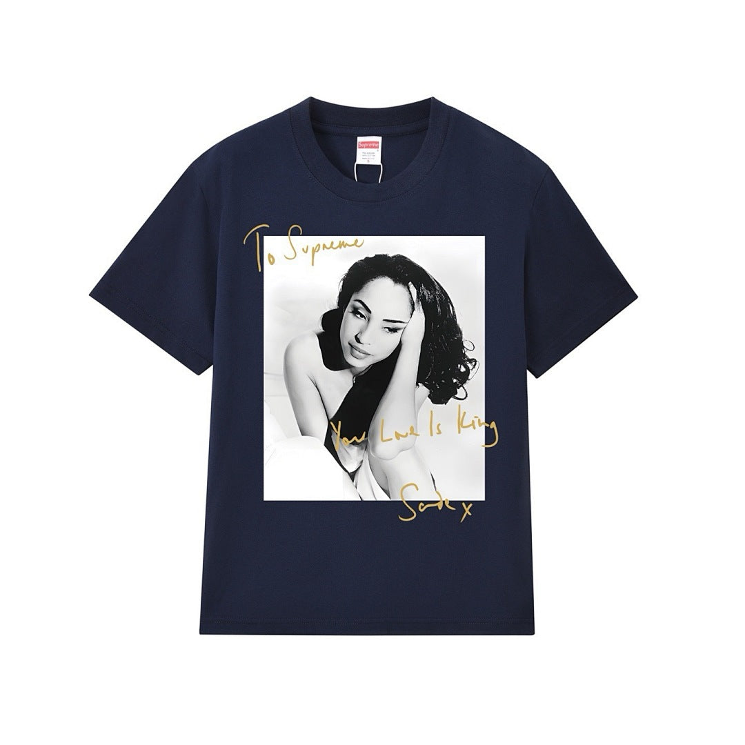 款号M211P40💰 Supreme 17SS Sade Tee 萨德 歌手人物照 签名 圆领潮流短袖T恤 宽松版型 采用260克精梳棉双纱 从面料到辅料全部三标齐全跟足ZP 进口松井公司浆料印花 - view 1