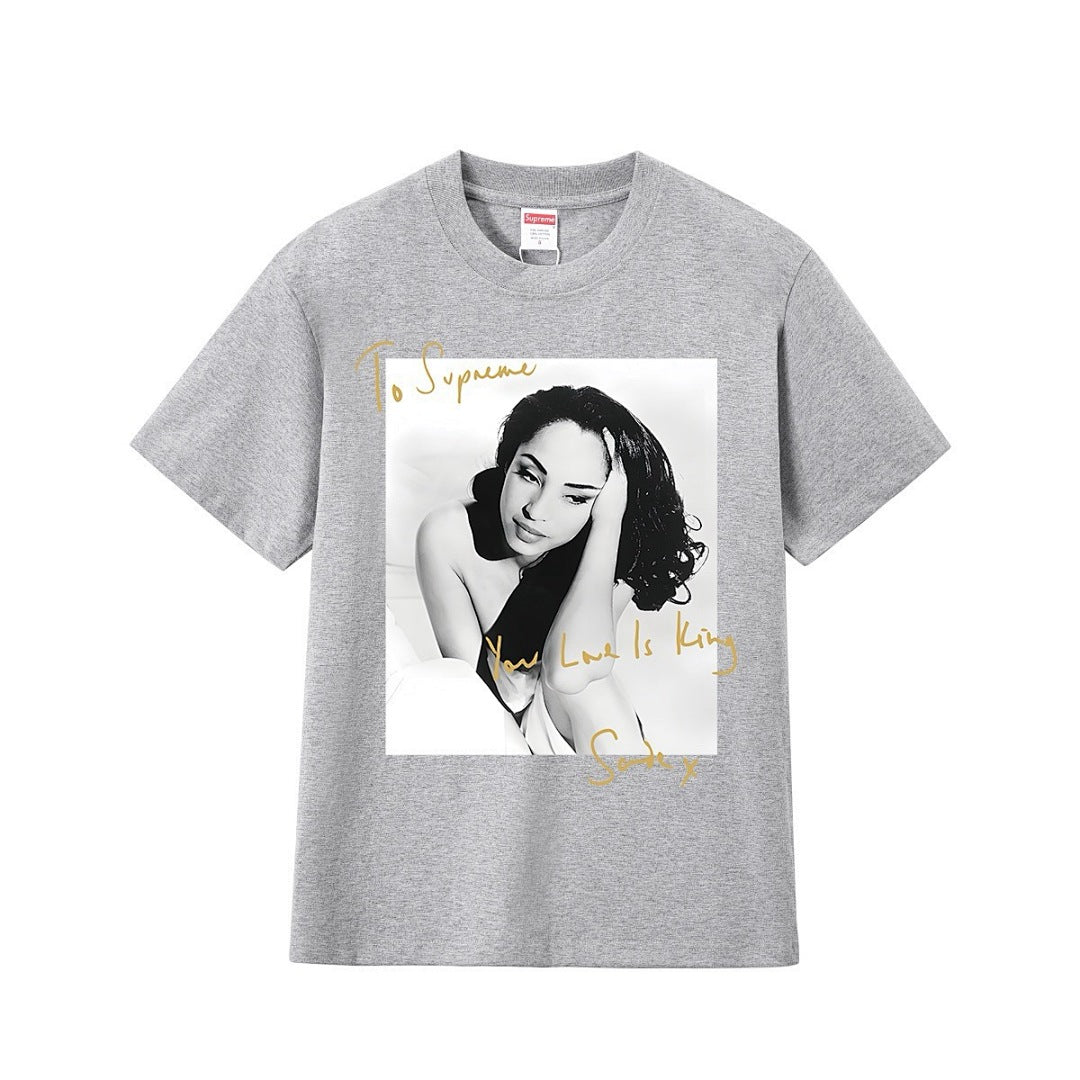 款号M211P40💰 Supreme 17SS Sade Tee 萨德 歌手人物照 签名 圆领潮流短袖T恤 宽松版型 采用260克精梳棉双纱 从面料到辅料全部三标齐全跟足ZP 进口松井公司浆料印花 - view 9